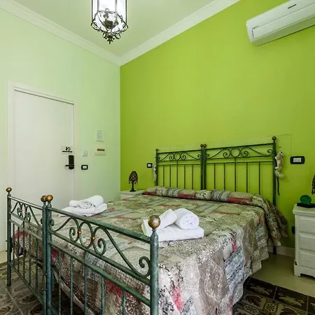 Central Green With Garden View Apartment Naples